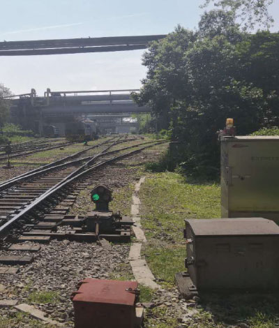 Error prevention warning system for process railway turnout sections